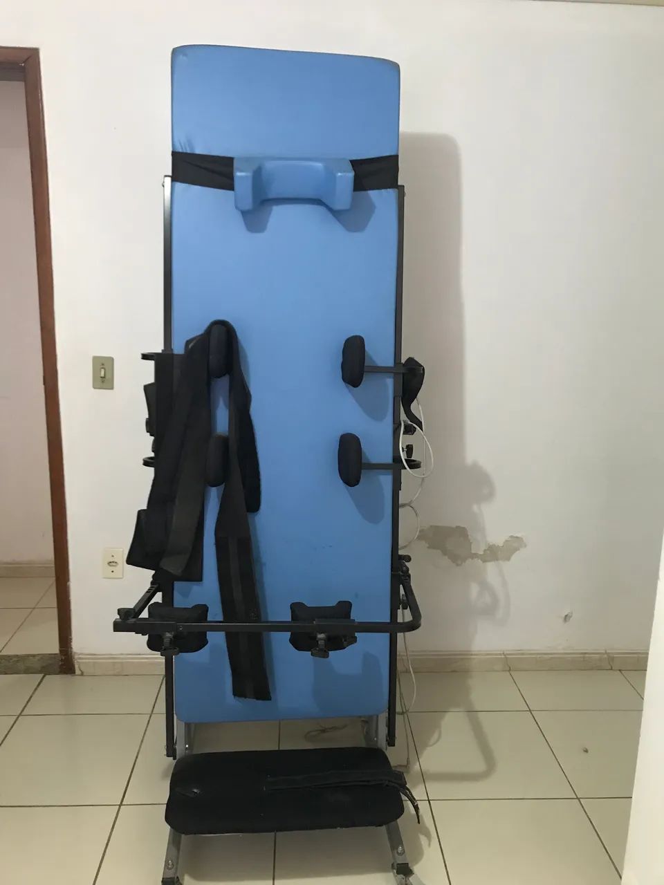 Cama terapêutica com elevação elétrica 