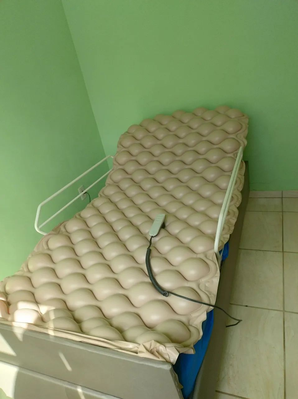Kit Cama Hospitalar Articulada com Controle + Colchão Pneumático - Usado - Foto 2