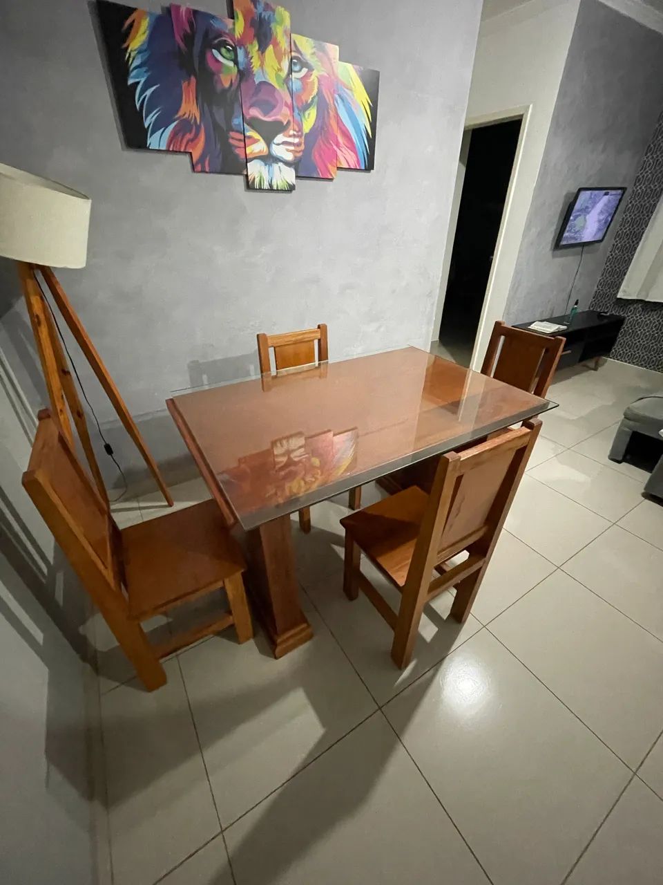 Mesa de jantar em madeira maciça 