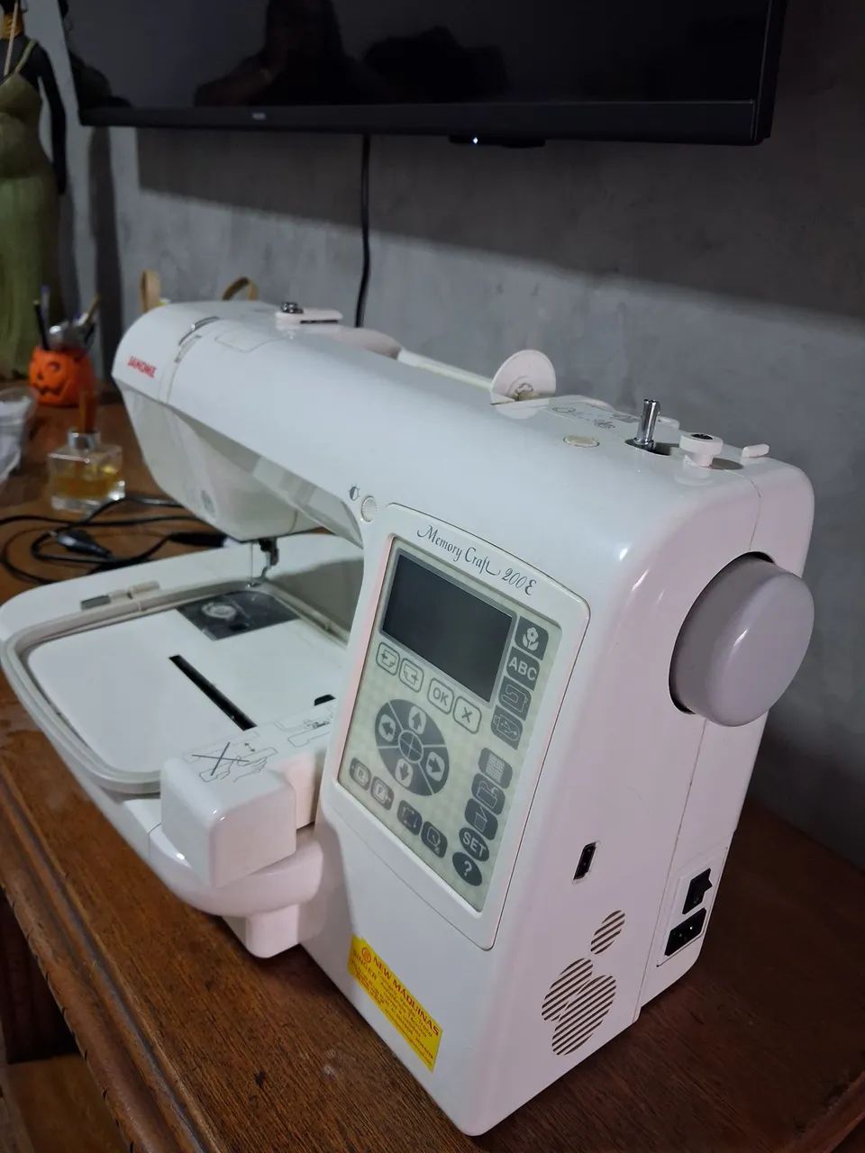 Máquina de bordado - janome memory craft 200E - Foto 3