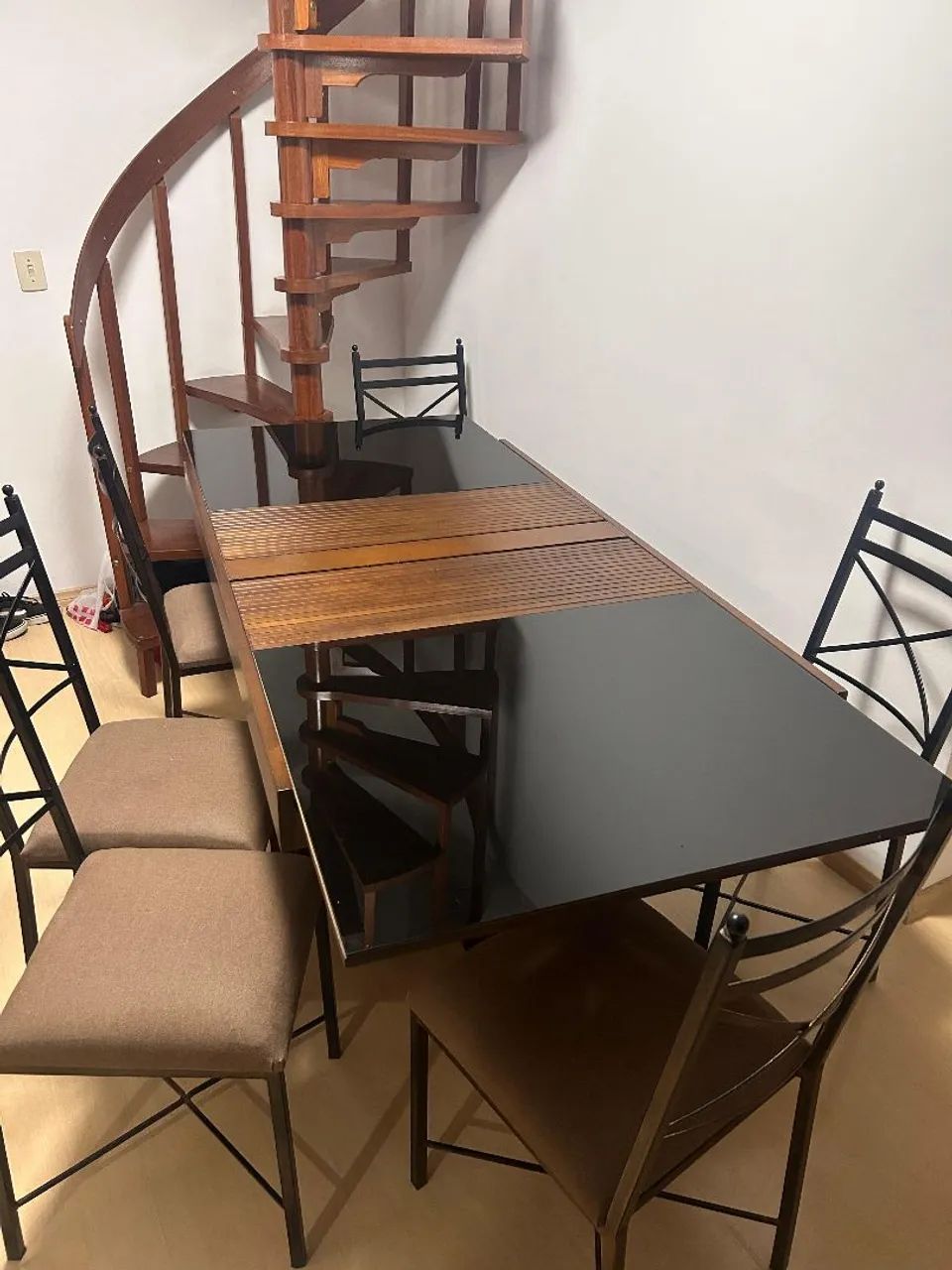 Mesa de madeira e vidro com seis cadeiras - Foto 3