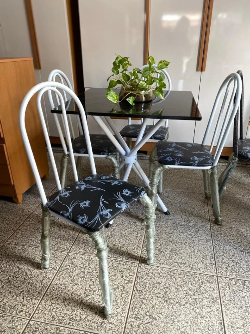 Mesa de Cozinha Marmorizada com 4 Cadeiras Nova, Entrego - Foto 5