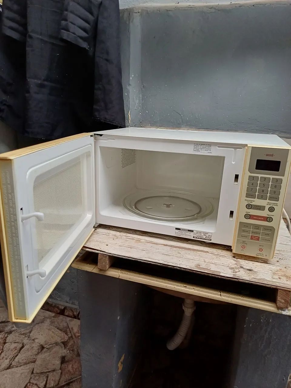 Micro-ondas funcionando porém com detalhes 