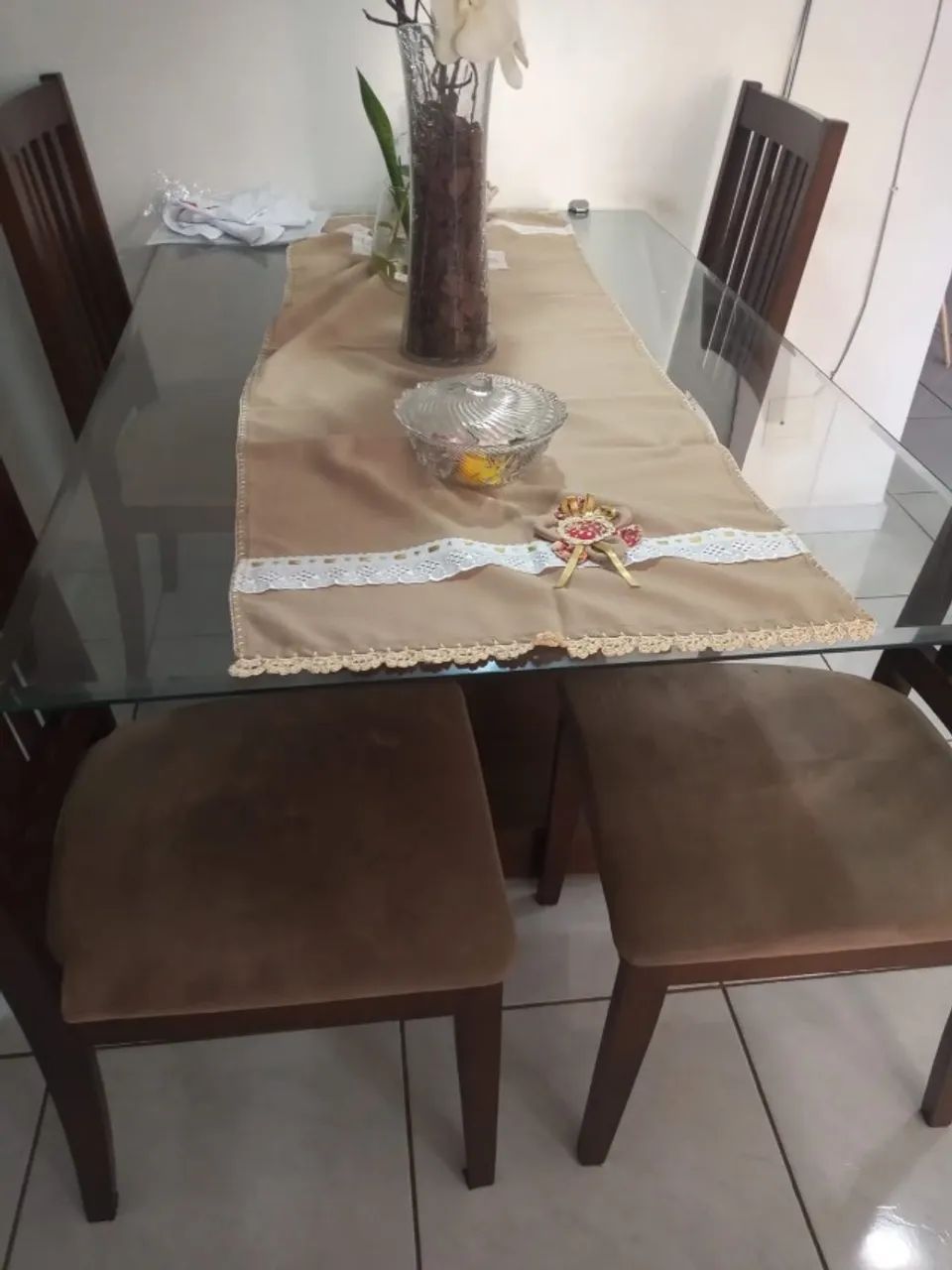 mesa de jantar com vidro e quatro cadeiras