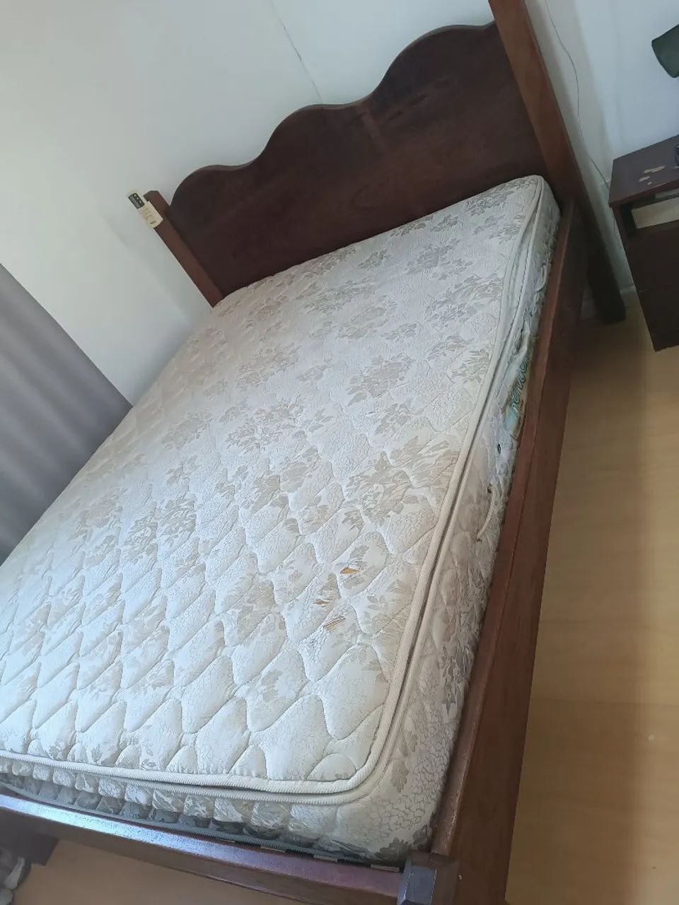 Vendo cama de madeira maciça, com colchão, em bom estado. - Foto 3