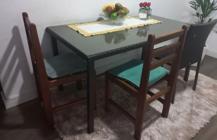 Mesa de Jantar com 4 cadeiras. 