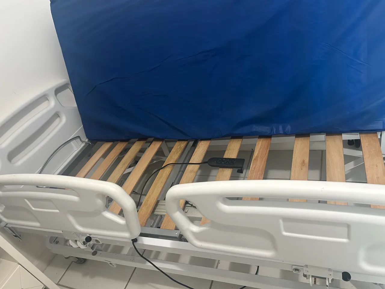 Cama hospitalar automática com controle  pouquíssimo usada  - Foto 2