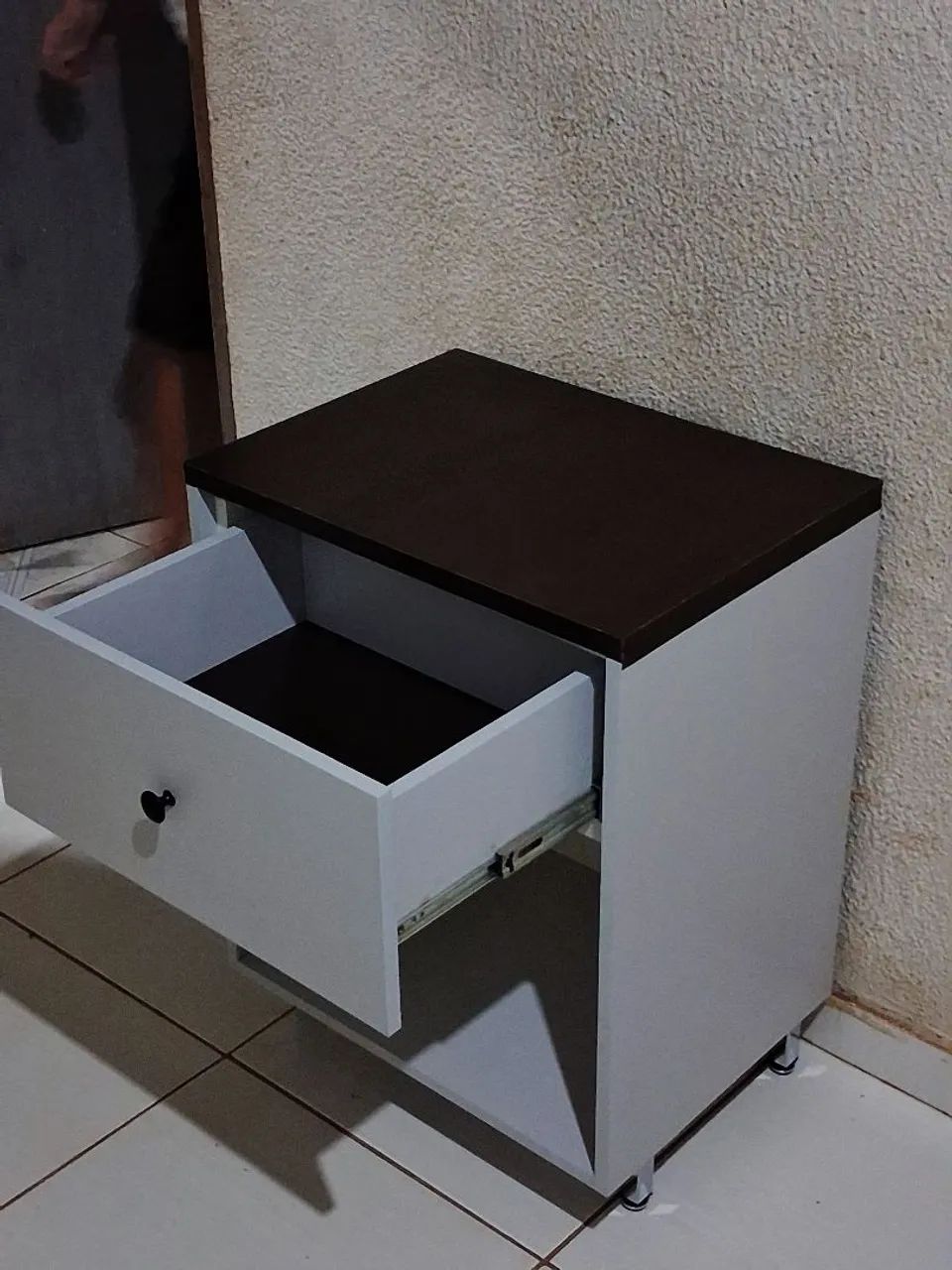 Mesa de cabeceira com acabamento em tabaco poro e cinza cristal 