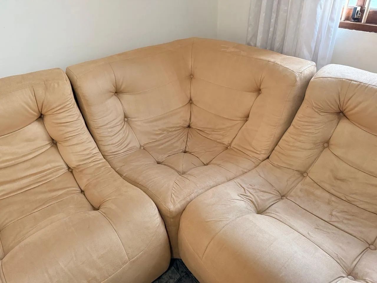 Sofá de Canto Modular em Suede Bege + Pufe (Super Espaçoso e Confortável) - Foto 3