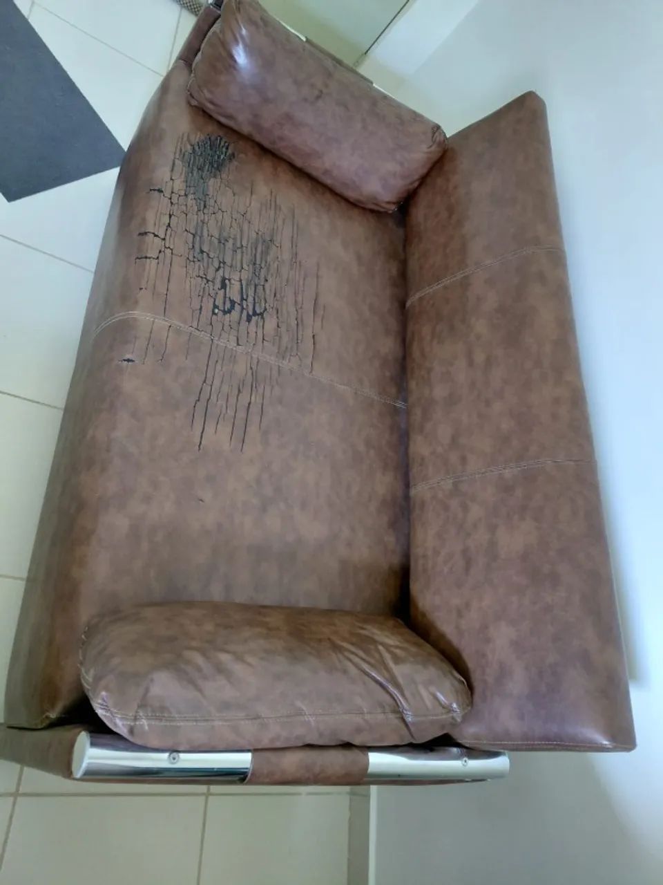 Sofá Box 2 Lugares com Estrutura de Alumínio - Couro Sintético Marrom - Foto 2