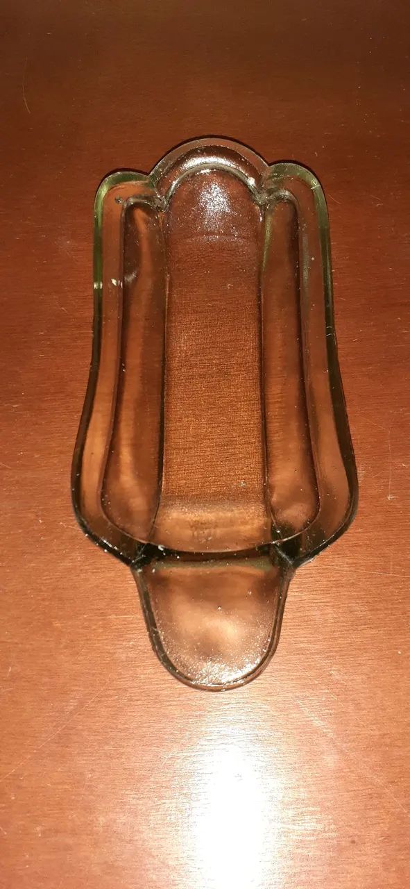 Uma tigela de vidro (comp: 23cm X larg: 9,5cm X boca: 8,5cm