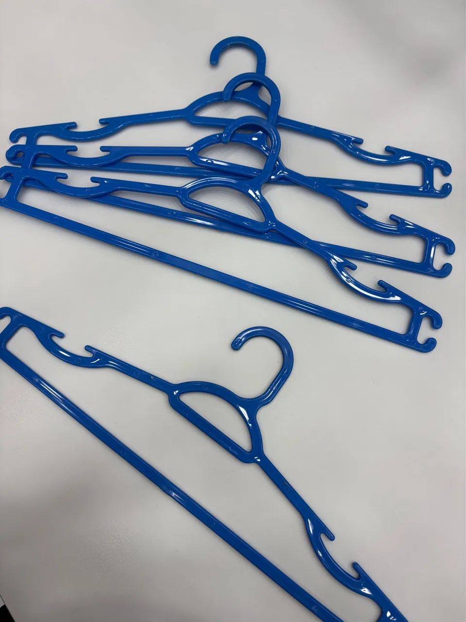 Kit com 10 Cabides Plásticos Azuis - Foto 3