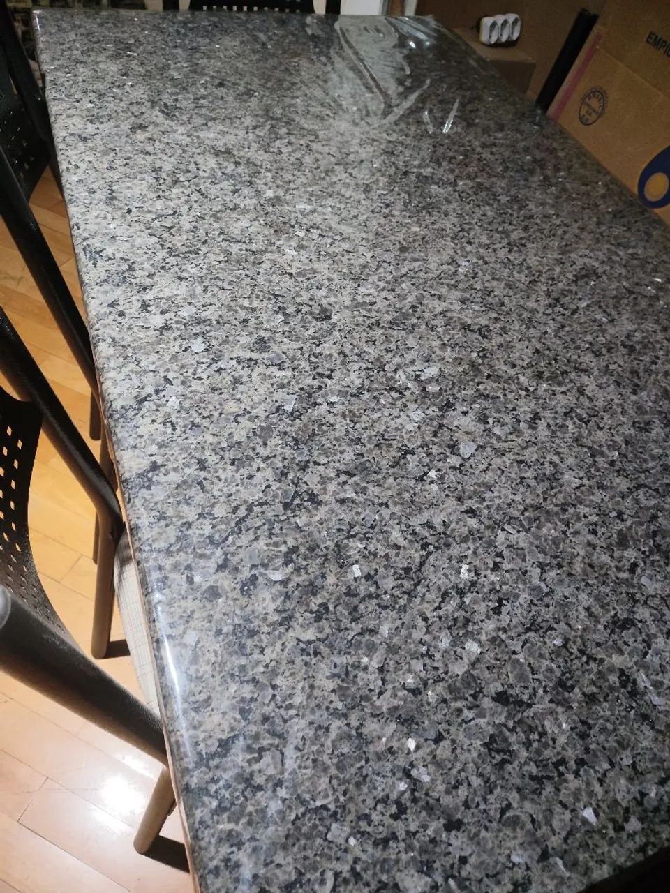 Mesa com tampo em granito 6 cadeiras  - Foto 3