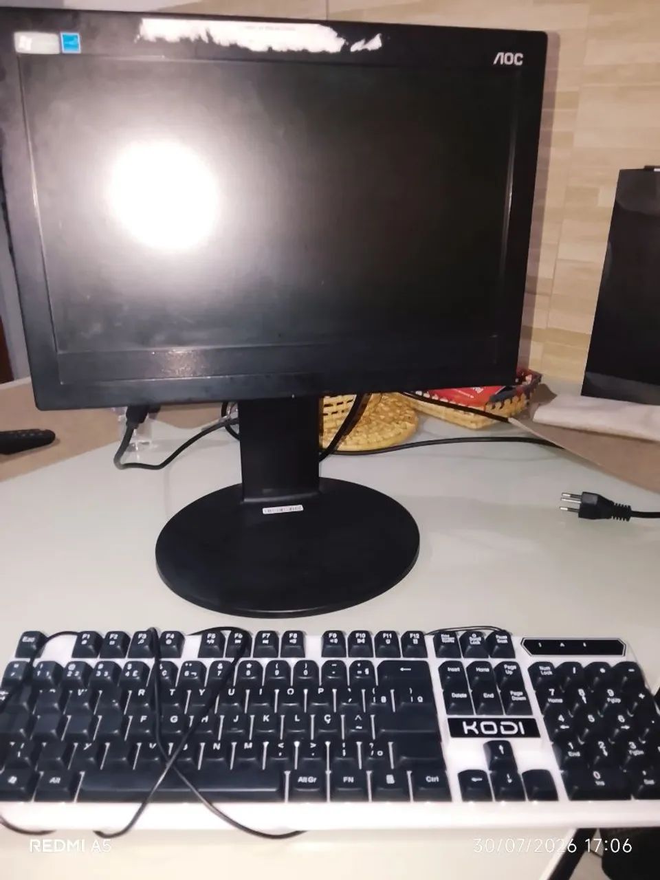  Monitor e teclado e outros itens 