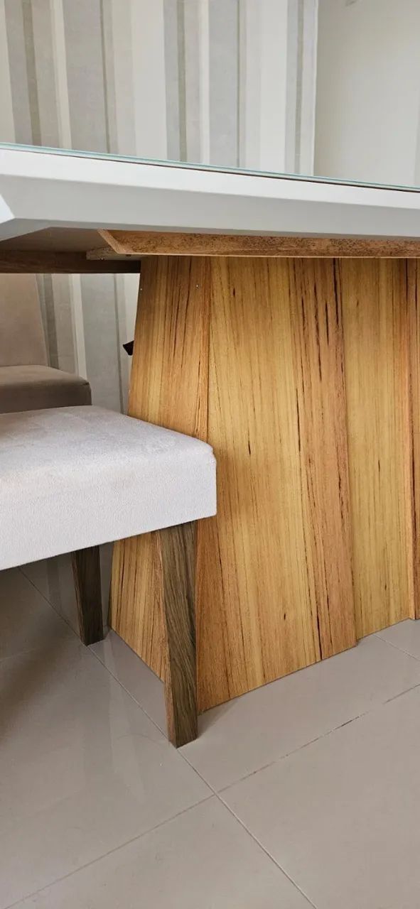 Mesa de jantar madeira retangular com tampo de vidro e 6 cadeiras  - Foto 4