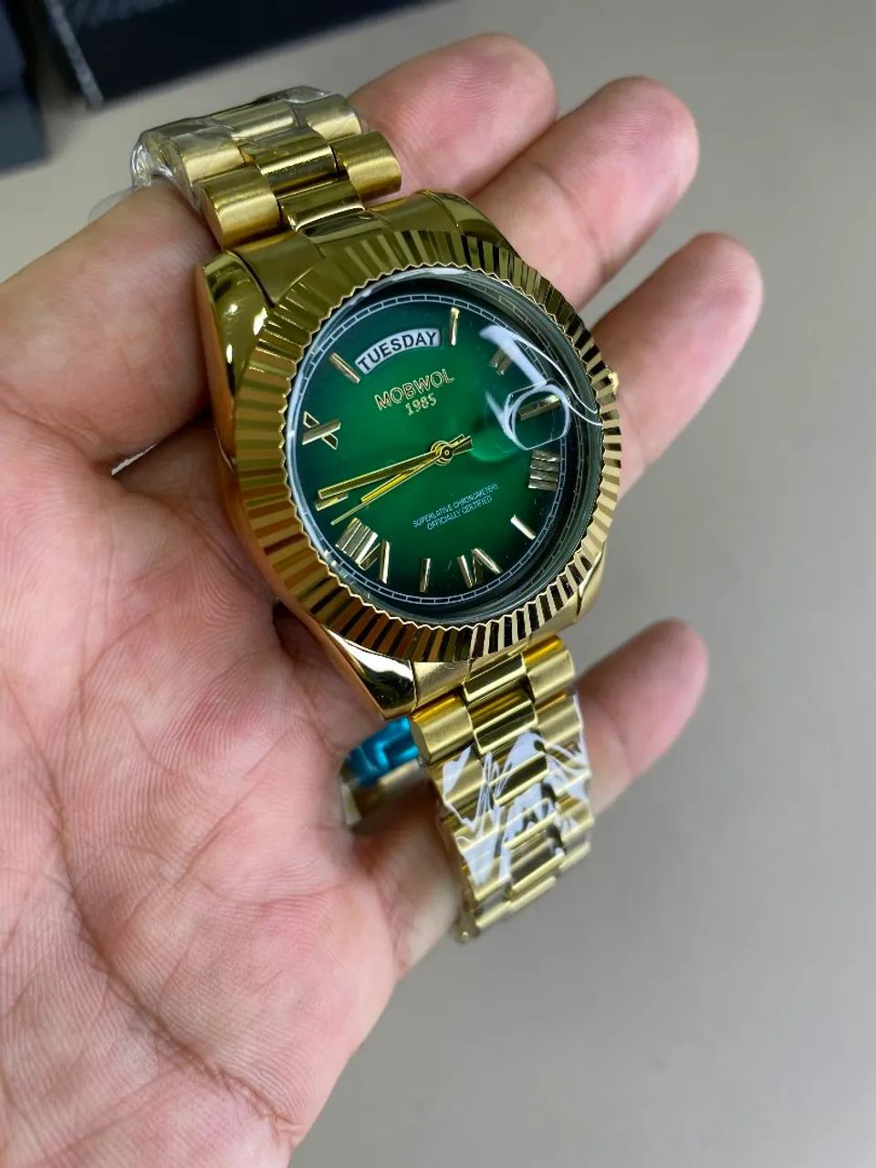 Relógio Daydate Mobwol Dourado com fundo verde  - Foto 5