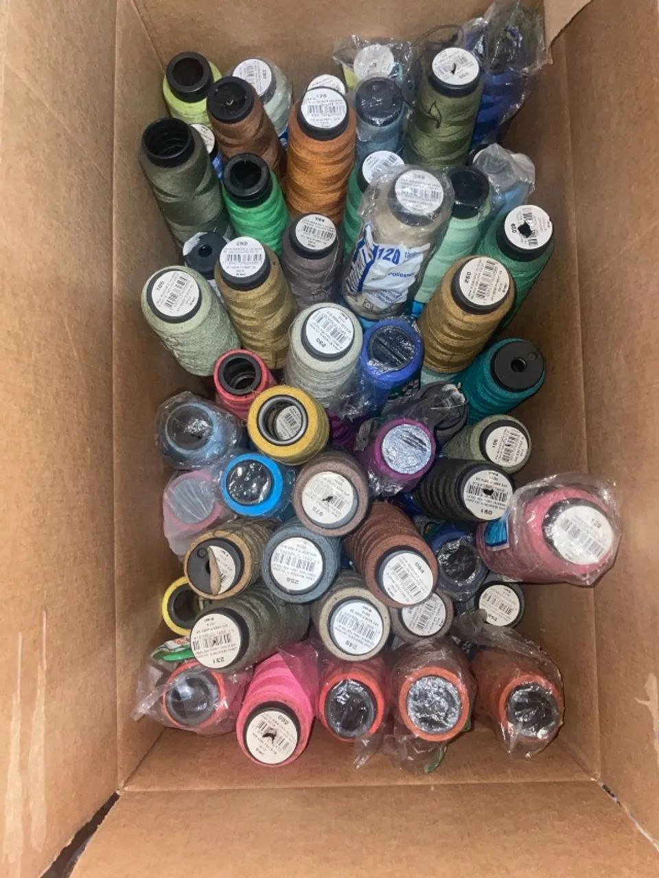 Lote com mais de 150 cones de linhas para costura - Foto 4