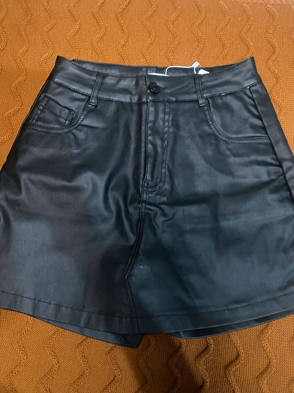 Short-saia em couro 