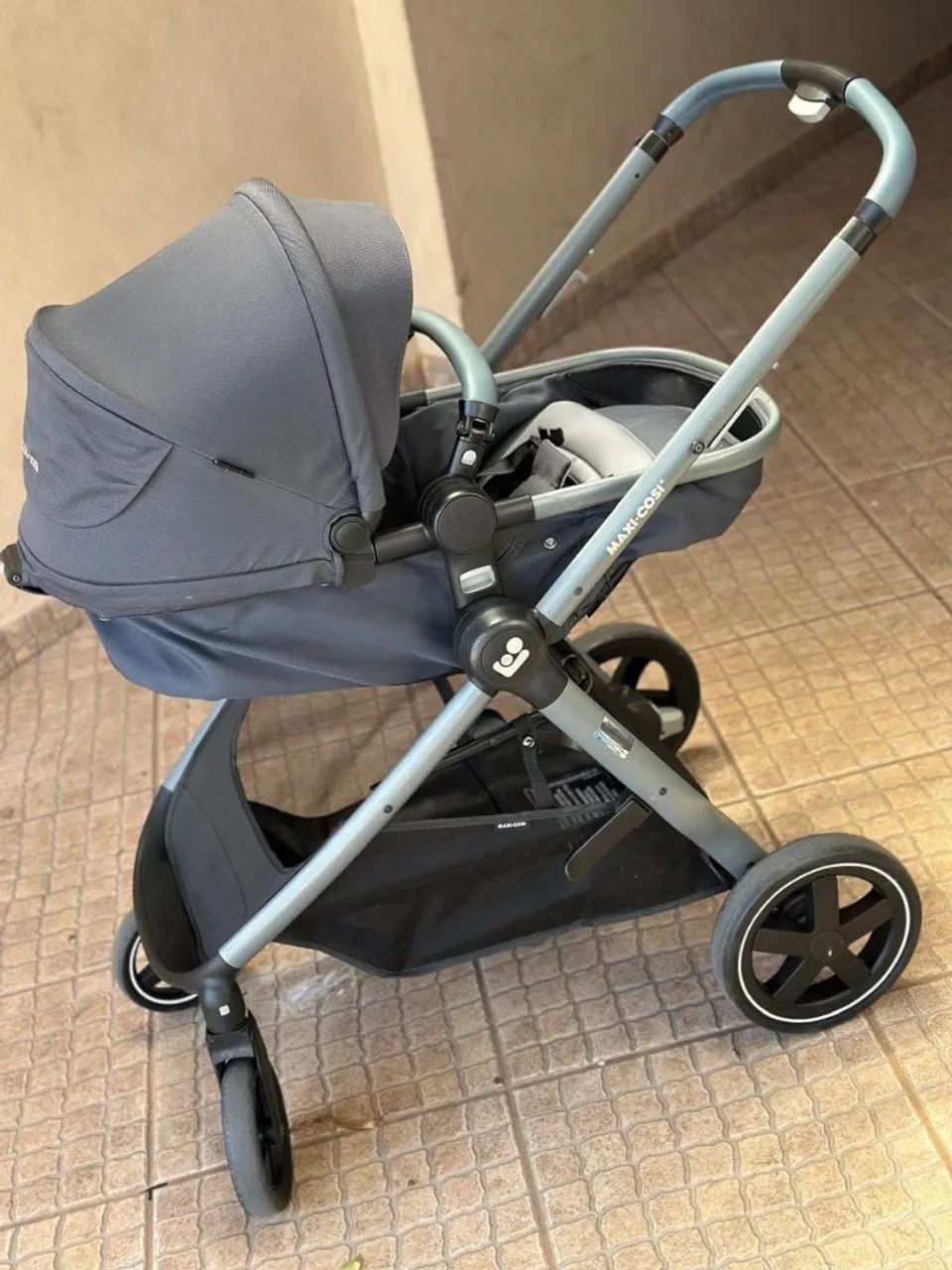 Carrinho de bebê com bebê conforto maxi cosi
