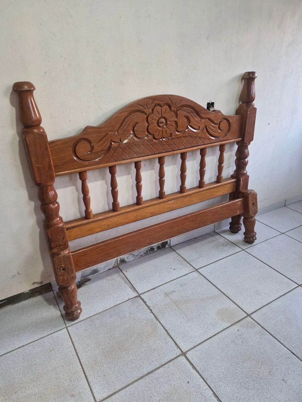 Cama de casal em madeira de lei 