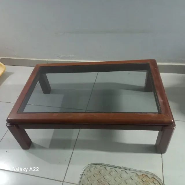 Mesa de centro com tampo de vidro medindo 70x 110 centimetros