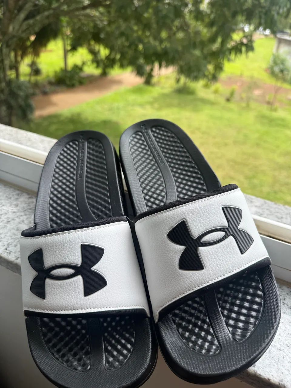 Chinelo Under Armour Daily Unissex - Preto/Branco