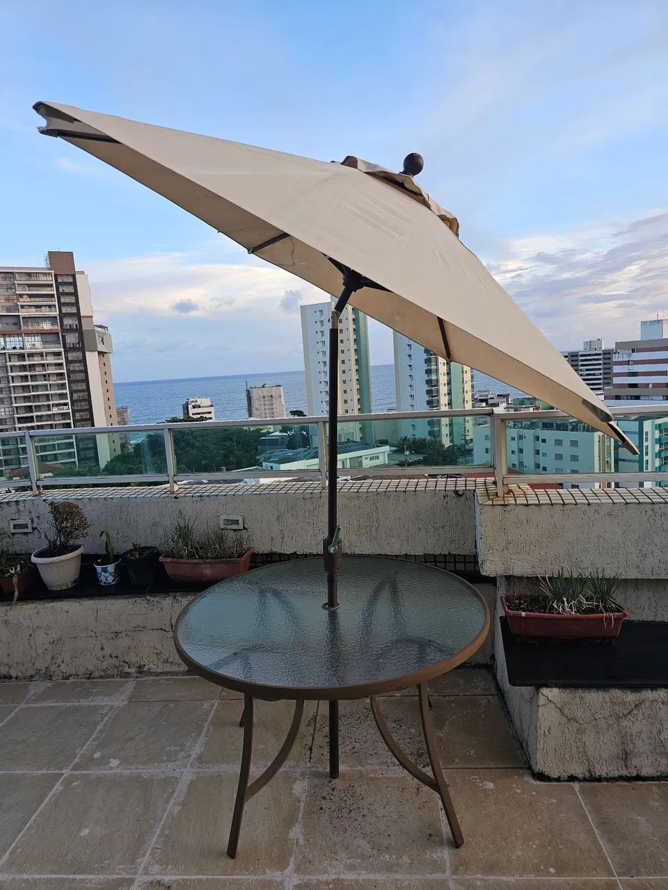 Mesas com 4 cadeiras DE ALUMIO e um sombreiro para área externa - Foto 4