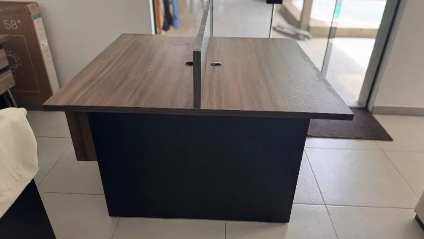Mesa para escritório (formato ilha)
