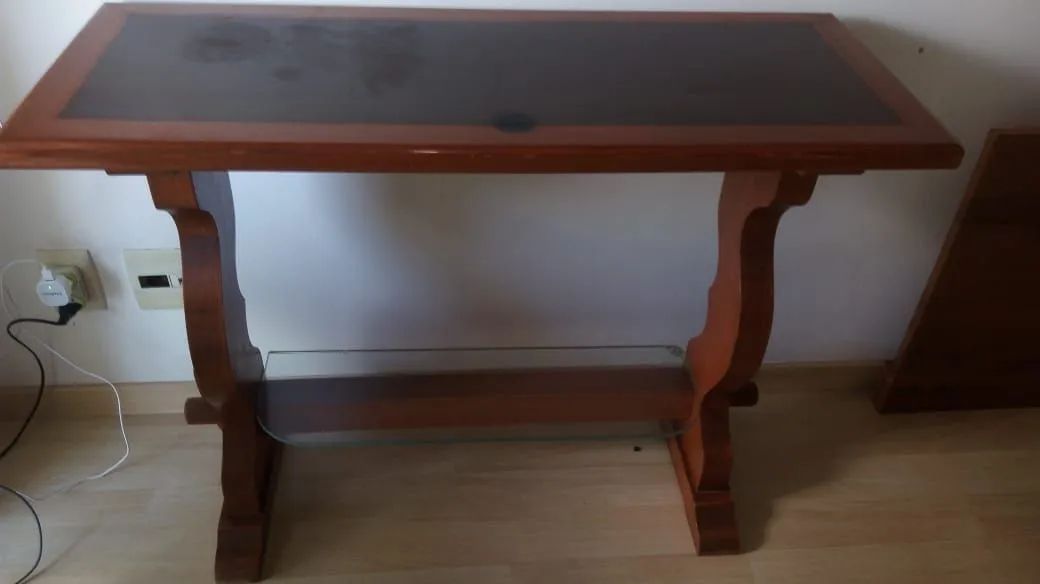 Console em mogno. Tampo texturizado.