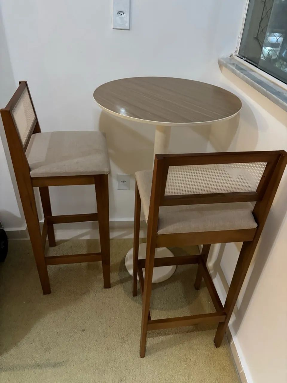 Duas banquetas e uma mesa  - Foto 2