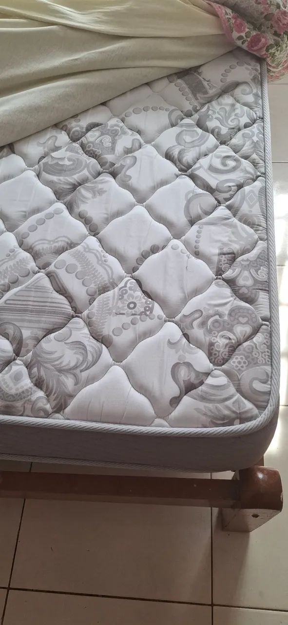 Vendo cama casal madeira maciça com colchão novo - Foto 3