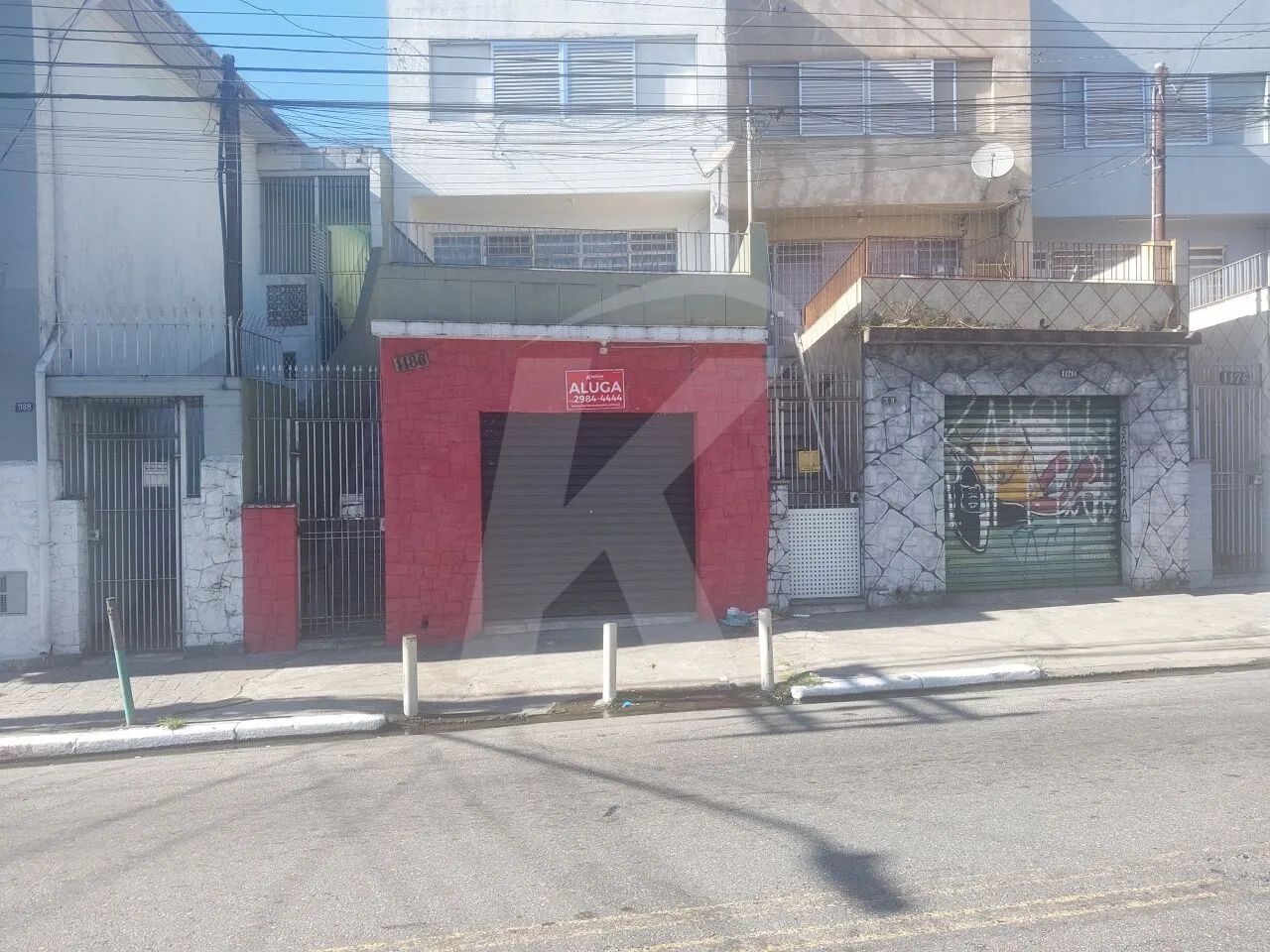 Salão comercial com banheiro.