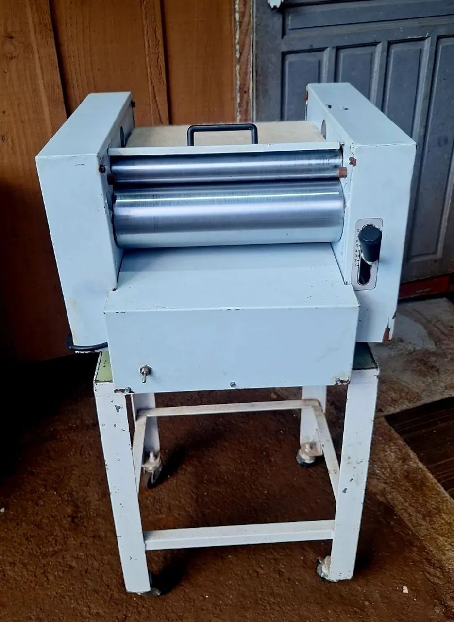 Modeladora de Pães Braesi MB 35 com pedestal bivolt 