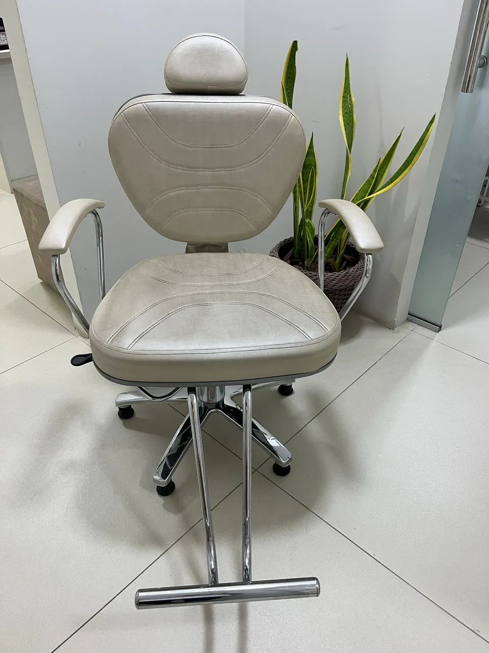 Cadeira giratória maquiagem e design de sobrancelhas  - Foto 2
