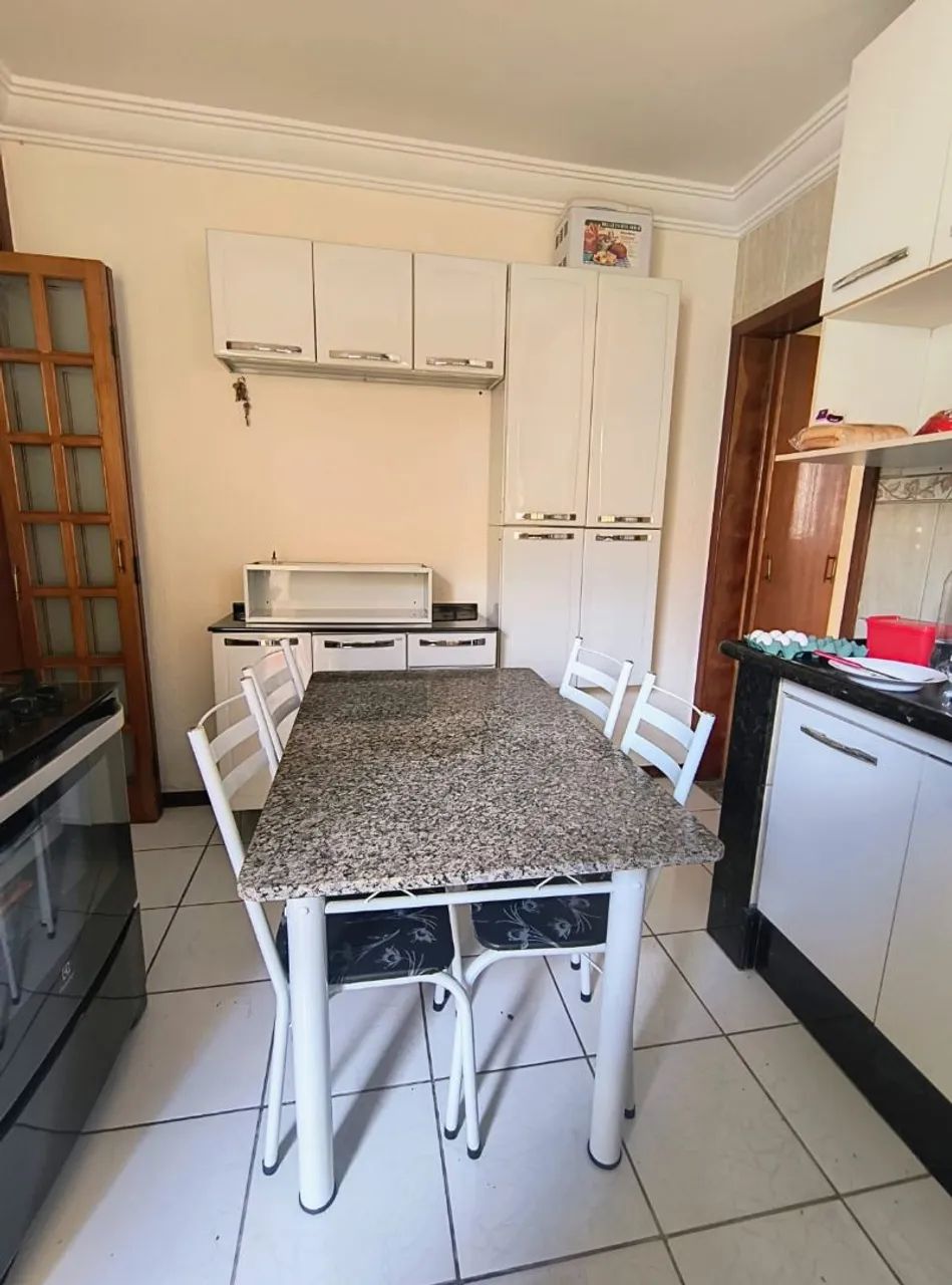 Mesa de mármore com 4 cadeiras em ótimo estado  - Foto 2