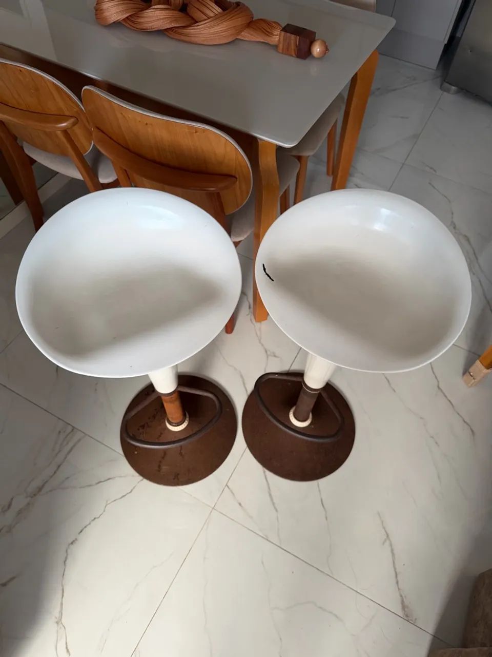 2 Banquetas brancas 