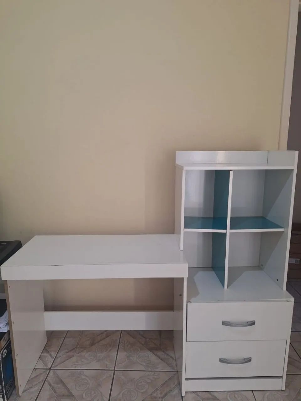 Mesa com estante e duas gavetas 