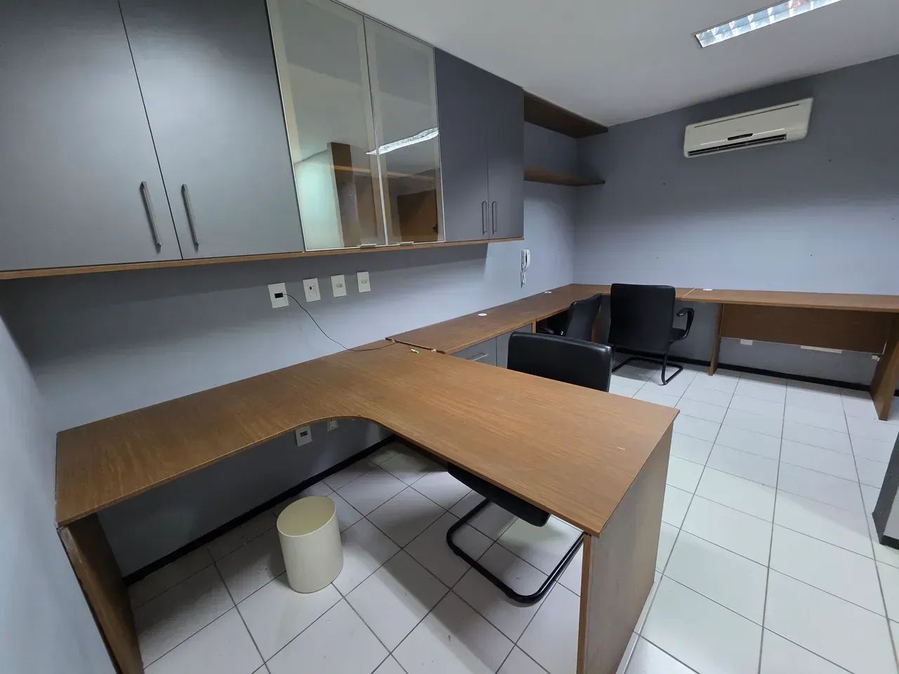 LOCAÇÃO - Belíssima Sala Comercial no Ed. Plenarium - Mobiliada - Foto 3