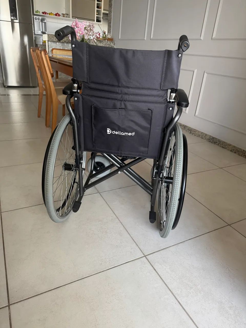 Vendo cadeira de rodas Semi nova  - Foto 2
