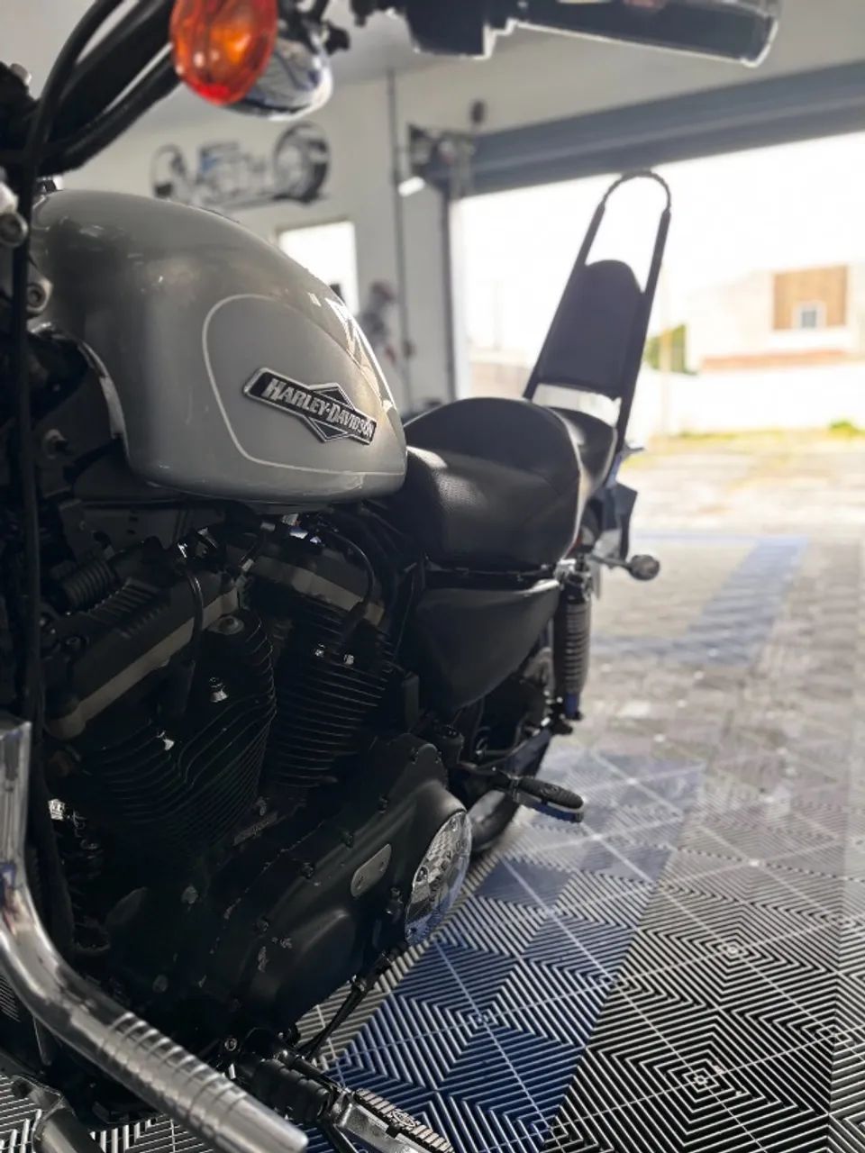 HARLEY DAVIDSON 883R PRATA