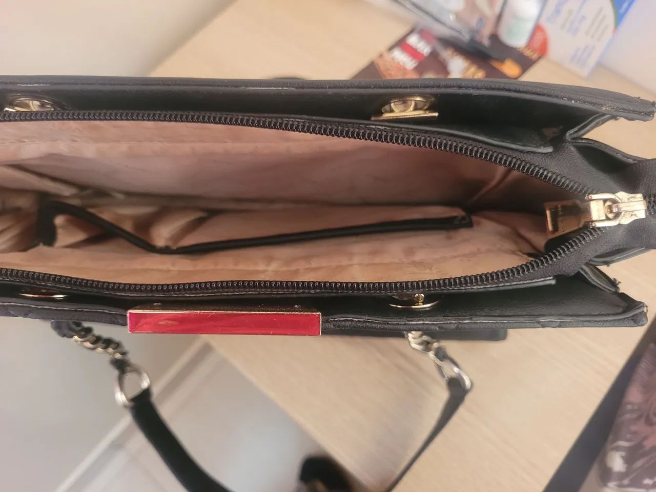 Bolsa Via Uno Nova Preto com Dourado. - Foto 3