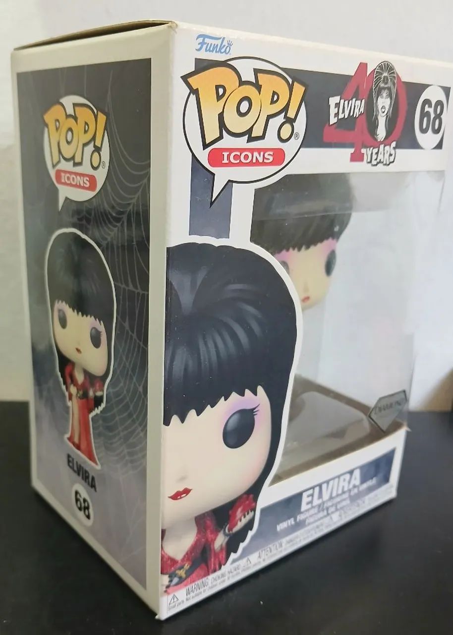 Funko Pop 68 Elvira Diamond Collection com Chaveiro Originais - Foto 3