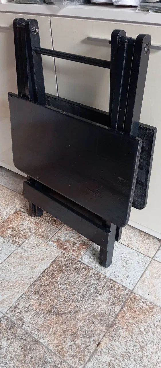 Mesa de madeira dobrável com 2 cadeiras 