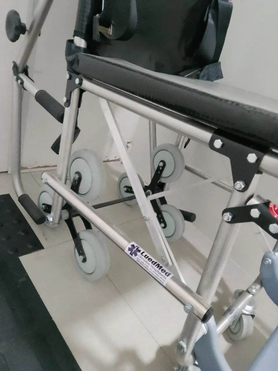 Cadeira sobe e desce escada  nova  - Foto 2