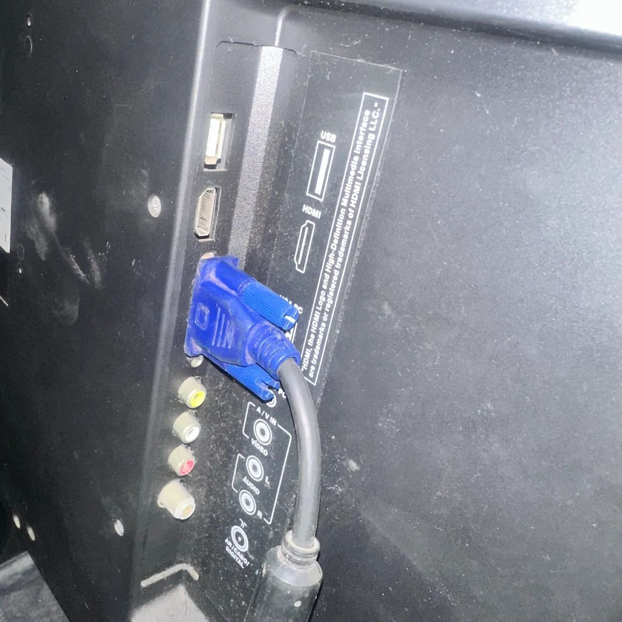 Tv cce LN244 led usada com base e controle paralelo com marcas de uso  - Foto 2