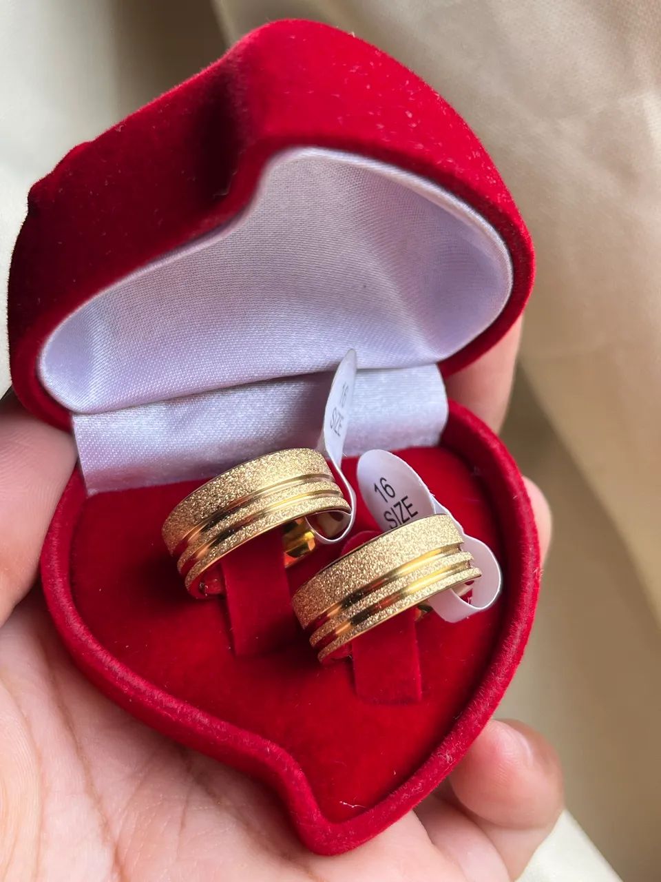 Par de Aliança de Casamento e Noivado Jateada 8mm com Frisos - Foto 2