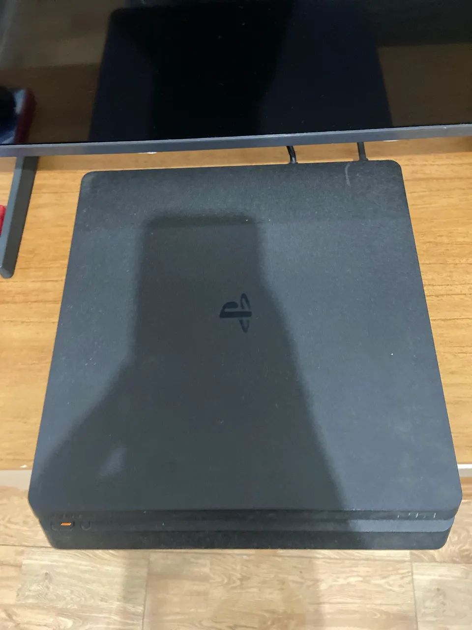 Ps4 funcionando perfeitamente com 2 fios e dois controles e 3 jogos(videogame usado) - Foto 2