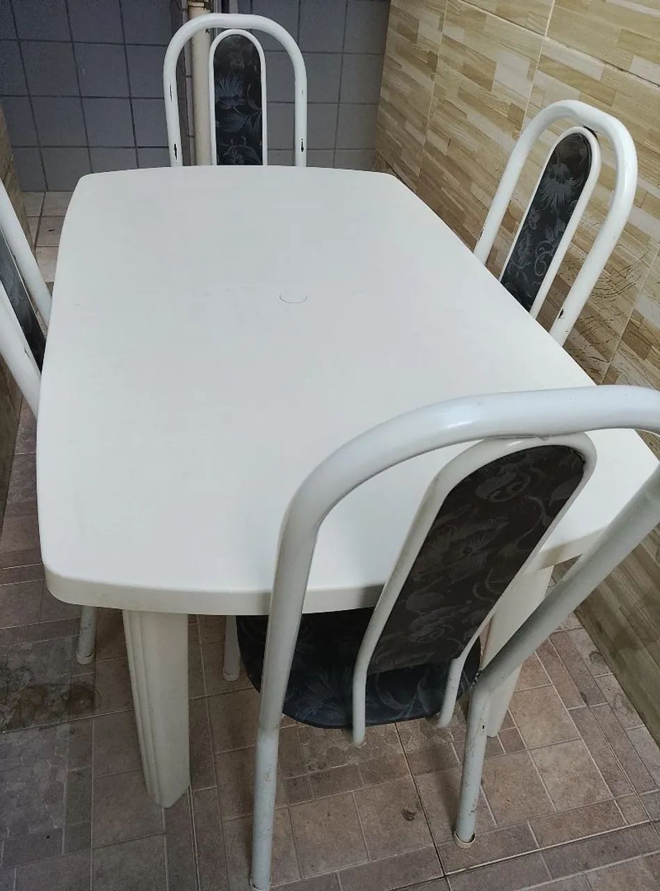 Mesa de plástico com 4 cadeiras - Foto 3