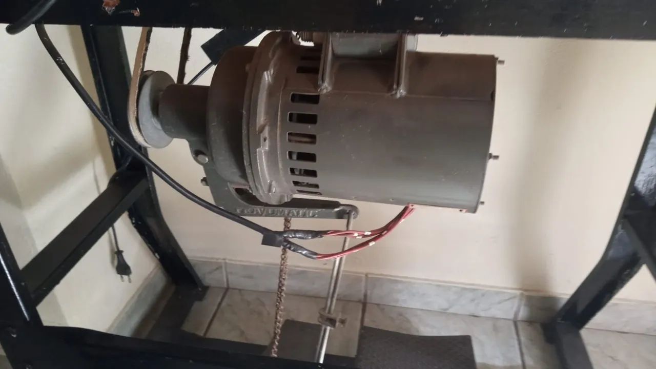 Maquina overlock  com mesa e motor 