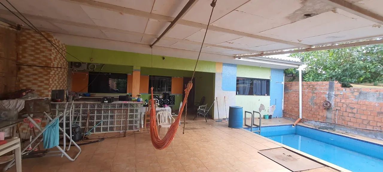 ? CASA À VENDA COM PISCINA + SALÃO COMERCIAL
